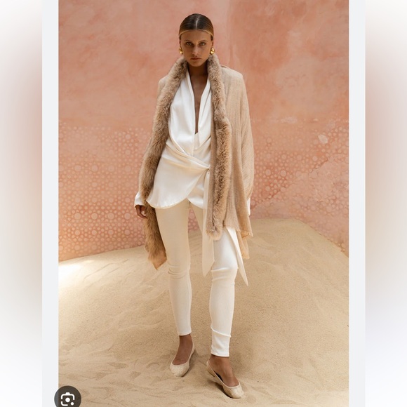 LA LO LA Accessories - LA LO LA Tan Wool and Cashmere One-Sided Shawl